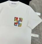 P80 OFF-WHITE新品爆款OW 2026 奥斯克篇幅短袖T恤 衣服采用260克纯棉活性面料，耐洗不褪色不缩水，厚薄适中穿起来不会软塌塌，上身立挺有型。 高清数码白烫画印花，图案细节布料纹理清晰可见，与面料融为一体，并且印花上做了特殊处理，与YB一样手感。 定制YB全套辅料。 颜色：活性黑、白色 尺码:S-XXL