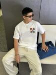 P80 OFF-WHITE新品爆款OW 2026 奥斯克篇幅短袖T恤 衣服采用260克纯棉活性面料，耐洗不褪色不缩水，厚薄适中穿起来不会软塌塌，上身立挺有型。 高清数码白烫画印花，图案细节布料纹理清晰可见，与面料融为一体，并且印花上做了特殊处理，与YB一样手感。 定制YB全套辅料。 颜色：活性黑、白色 尺码:S-XXL