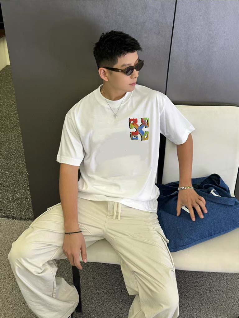 P80 OFF-WHITE新品爆款OW 2026 奥斯克篇幅短袖T恤 衣服采用260克纯棉活性面料，耐洗不褪色不缩水，厚薄适中穿起来不会软塌塌，上身立挺有型。 高清数码白烫画印花，图案细节布料纹理清晰可见，与面料融为一体，并且印花上做了特殊处理，与YB一样手感。 定制YB全套辅料。 颜色：活性黑、白色 尺码:S-XXL