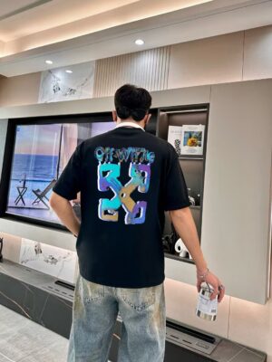 P80 OFF-WHITE新品爆款OW 2026 奥斯克篇幅短袖T恤 衣服采用260克纯棉活性面料，耐洗不褪色不缩水，厚薄适中穿起来不会软塌塌，上身立挺有型。 高清数码白烫画印花，图案细节布料纹理清晰可见，与面料融为一体，并且印花上做了特殊处理，与YB一样手感。 定制YB全套辅料。 颜色：活性黑、白色 尺码:S-XXL