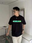 P80 2026 OFF-WHITE新品爆款OW25ss卷尺箭头短袖T恤 oversize版型，最大码可穿到220斤左右，胖子也可以大胆入手。衣服采用260克纯棉活性面料，耐洗不褪色不缩水，厚薄适中穿起来不会软塌塌，上身立挺有型。 高清数码白墨直喷印花，图案细节布料纹理清晰可见，与面料融为一体，并且印花上做了特殊处理，与YB一样手感。 定制YB全套辅料。 颜色：活性黑、白色 尺码:s-xxl