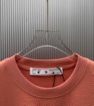 P70 （严控品质 ） 款式：off-white短袖T恤 面料：300克重双纱100%棉 罗纹：320克重索络纳1*1潮牌 工艺：印花 颜色：白 粉 橙 红 黑 尺码：M—4XL 无性别区分 男女同款