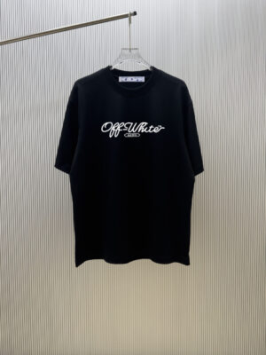 P70 （严控品质 ） 款式：off-white短袖T恤 面料：300克重双纱100%棉 罗纹：320克重索络纳1*1潮牌 工艺：印花 颜色：白 红 粉 橙 黑 尺码：M—4XL 无性别区分 男女同款