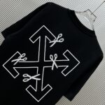 P70 （严控品质 ） 款式：off-white短袖T恤 面料：300克重双纱100%棉 罗纹：320克重索络纳1*1潮牌 工艺：印花 颜色：白 红 粉 橙 黑 尺码：M—4XL 无性别区分 男女同款