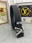 品名：LV..路易..威登💕原单 P160 材质：原单牛皮腰带 百分百头层牛皮腰带✨保证真皮，24K纯钢扣，专柜原单品质、做工精细，时尚大牌，送人自用首选 包装： 请认准如图专柜包装💕赠送打孔器💞手提袋💕专柜礼盒💍宽度3.8CM