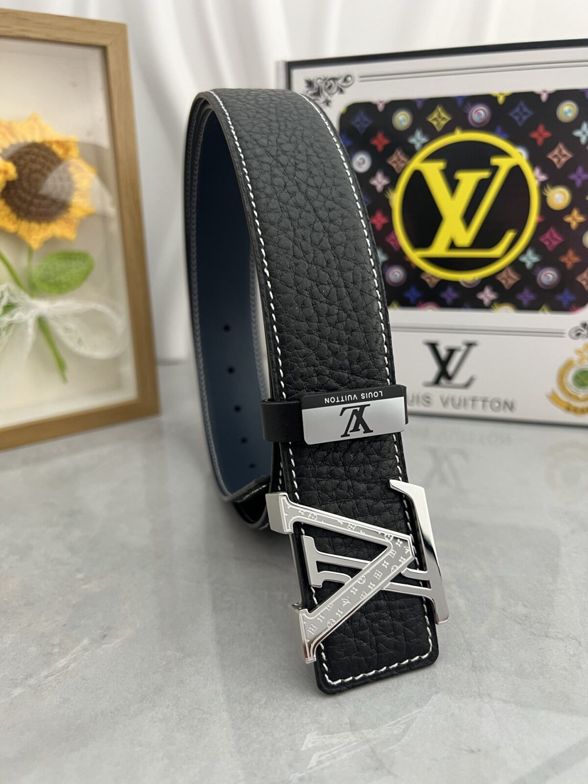 品名：LV..路易..威登💕原单 P160 材质：原单牛皮腰带 百分百头层牛皮腰带✨保证真皮，24K纯钢扣，专柜原单品质、做工精细，时尚大牌，送人自用首选 包装： 请认准如图专柜包装💕赠送打孔器💞手提袋💕专柜礼盒💍宽度3.8CM