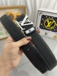 品名：LV..路易..威登💕原单 P160 材质：原单牛皮腰带 百分百头层牛皮腰带✨保证真皮，24K纯钢扣，专柜原单品质、做工精细，时尚大牌，送人自用首选 包装： 请认准如图专柜包装💕赠送打孔器💞手提袋💕专柜礼盒💍宽度3.8CM