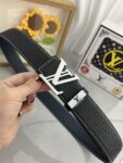 品名：LV..路易..威登💕原单 P160 材质：原单牛皮腰带 百分百头层牛皮腰带✨保证真皮，24K纯钢扣，专柜原单品质、做工精细，时尚大牌，送人自用首选 包装： 请认准如图专柜包装💕赠送打孔器💞手提袋💕专柜礼盒💍宽度3.8CM