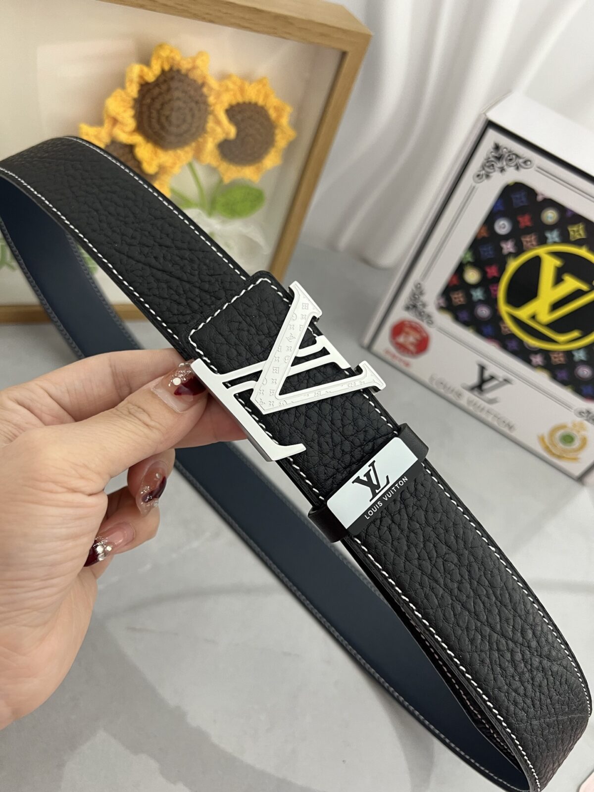 品名：LV..路易..威登💕原单 P160 材质：原单牛皮腰带 百分百头层牛皮腰带✨保证真皮，24K纯钢扣，专柜原单品质、做工精细，时尚大牌，送人自用首选 包装： 请认准如图专柜包装💕赠送打孔器💞手提袋💕专柜礼盒💍宽度3.8CM