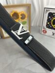 品名：LV..路易..威登💕原单 P160 材质：原单牛皮腰带 百分百头层牛皮腰带✨保证真皮，24K纯钢扣，专柜原单品质、做工精细，时尚大牌，送人自用首选 包装： 请认准如图专柜包装💕赠送打孔器💞手提袋💕专柜礼盒💍宽度3.8CM