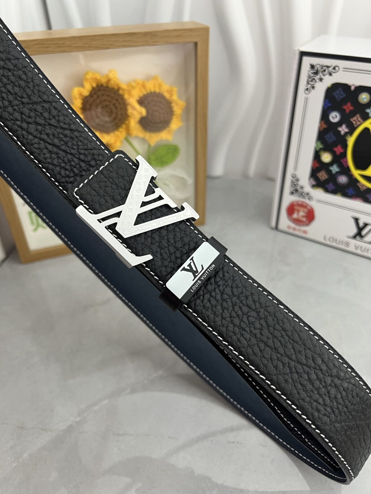 品名：LV..路易..威登💕原单 P160 材质：原单牛皮腰带 百分百头层牛皮腰带✨保证真皮，24K纯钢扣，专柜原单品质、做工精细，时尚大牌，送人自用首选 包装： 请认准如图专柜包装💕赠送打孔器💞手提袋💕专柜礼盒💍宽度3.8CM