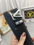 品名：LV..路易..威登💕原单 P160 材质：原单牛皮腰带 百分百头层牛皮腰带✨保证真皮，24K纯钢扣，专柜原单品质、做工精细，时尚大牌，送人自用首选 包装： 请认准如图专柜包装💕赠送打孔器💞手提袋💕专柜礼盒💍宽度3.8CM