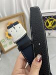 品名：LV..路易..威登💕原单 P160 材质：原单牛皮腰带 百分百头层牛皮腰带✨保证真皮，24K纯钢扣，专柜原单品质、做工精细，时尚大牌，送人自用首选 包装： 请认准如图专柜包装💕赠送打孔器💞手提袋💕专柜礼盒💍宽度3.8CM