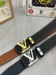 品名：LV..路易..威登💕原单 P160 材质：原单牛皮腰带 百分百头层牛皮腰带✨保证真皮，24K纯钢扣，专柜原单品质、做工精细，时尚大牌，送人自用首选 包装： 请认准如图专柜包装💕赠送打孔器💞手提袋💕专柜礼盒💍宽度3.8CM