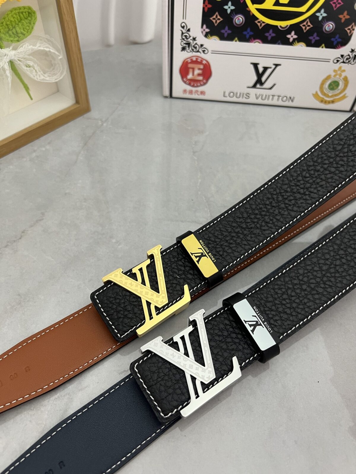 品名：LV..路易..威登💕原单 P160 材质：原单牛皮腰带 百分百头层牛皮腰带✨保证真皮，24K纯钢扣，专柜原单品质、做工精细，时尚大牌，送人自用首选 包装： 请认准如图专柜包装💕赠送打孔器💞手提袋💕专柜礼盒💍宽度3.8CM
