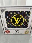 品名：LV..路易..威登💕原单 P160 材质：原单牛皮腰带 百分百头层牛皮腰带✨保证真皮，24K纯钢扣，专柜原单品质、做工精细，时尚大牌，送人自用首选 包装： 请认准如图专柜包装💕赠送打孔器💞手提袋💕专柜礼盒💍宽度3.8CM