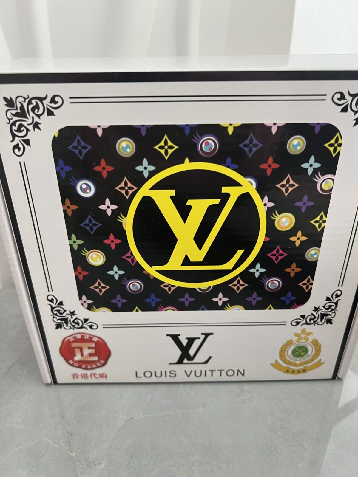 品名：LV..路易..威登💕原单 P160 材质：原单牛皮腰带 百分百头层牛皮腰带✨保证真皮，24K纯钢扣，专柜原单品质、做工精细，时尚大牌，送人自用首选 包装： 请认准如图专柜包装💕赠送打孔器💞手提袋💕专柜礼盒💍宽度3.8CM