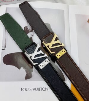 品名：LV..路易..威登💕原单 P160 材质：原单牛皮腰带 百分百头层牛皮腰带✨保证真皮，24K纯钢扣，专柜原单品质、做工精细，时尚大牌，送人自用首选 包装： 请认准如图专柜包装💕赠送打孔器💞手提袋💕专柜礼盒💍宽度3.8CM