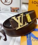 品名：LV..路易..威登💕原单 P160 材质：原单牛皮腰带 百分百头层牛皮腰带✨保证真皮，24K纯钢扣，专柜原单品质、做工精细，时尚大牌，送人自用首选 包装： 请认准如图专柜包装💕赠送打孔器💞手提袋💕专柜礼盒💍宽度3.8CM