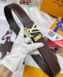 品名：LV..路易..威登💕原单 P160 材质：原单牛皮腰带 百分百头层牛皮腰带✨保证真皮，24K纯钢扣，专柜原单品质、做工精细，时尚大牌，送人自用首选 包装： 请认准如图专柜包装💕赠送打孔器💞手提袋💕专柜礼盒💍宽度3.8CM