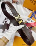 品名：LV..路易..威登💕原单 P160 材质：原单牛皮腰带 百分百头层牛皮腰带✨保证真皮，24K纯钢扣，专柜原单品质、做工精细，时尚大牌，送人自用首选 包装： 请认准如图专柜包装💕赠送打孔器💞手提袋💕专柜礼盒💍宽度3.8CM