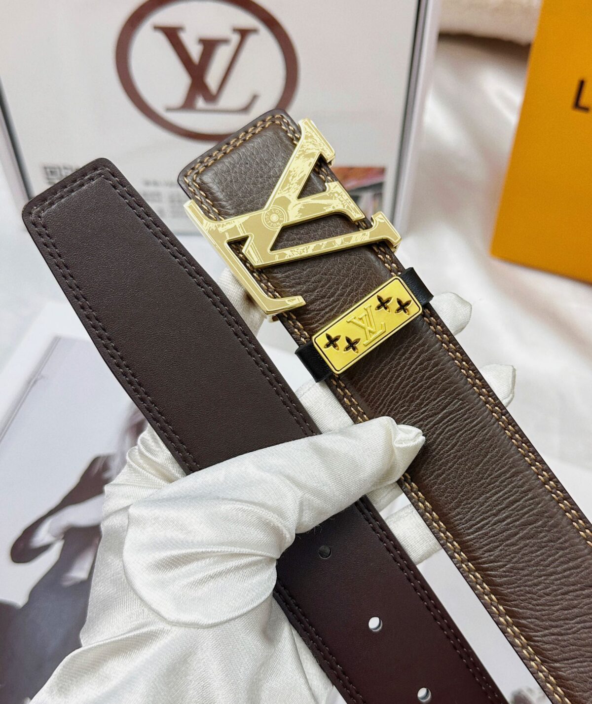 品名：LV..路易..威登💕原单 P160 材质：原单牛皮腰带 百分百头层牛皮腰带✨保证真皮，24K纯钢扣，专柜原单品质、做工精细，时尚大牌，送人自用首选 包装： 请认准如图专柜包装💕赠送打孔器💞手提袋💕专柜礼盒💍宽度3.8CM