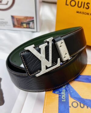 品名：LV..路易..威登💕原单 P160 材质：原单牛皮腰带 百分百头层牛皮腰带✨保证真皮，24K纯钢扣，专柜原单品质、做工精细，时尚大牌，送人自用首选 包装： 请认准如图专柜包装💕赠送打孔器💞手提袋💕专柜礼盒💍宽度3.8CM