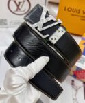 品名：LV..路易..威登💕原单 P160 材质：原单牛皮腰带 百分百头层牛皮腰带✨保证真皮，24K纯钢扣，专柜原单品质、做工精细，时尚大牌，送人自用首选 包装： 请认准如图专柜包装💕赠送打孔器💞手提袋💕专柜礼盒💍宽度3.8CM