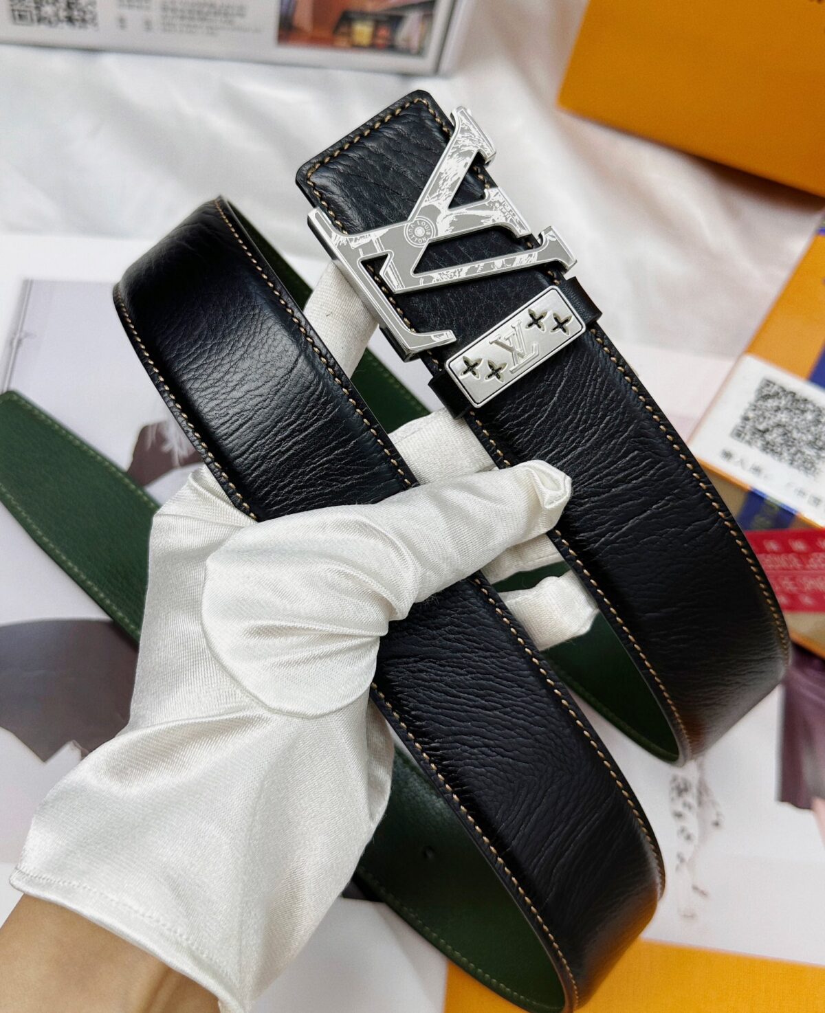 品名：LV..路易..威登💕原单 P160 材质：原单牛皮腰带 百分百头层牛皮腰带✨保证真皮，24K纯钢扣，专柜原单品质、做工精细，时尚大牌，送人自用首选 包装： 请认准如图专柜包装💕赠送打孔器💞手提袋💕专柜礼盒💍宽度3.8CM