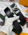 品名：LV..路易..威登💕原单 P160 材质：原单牛皮腰带 百分百头层牛皮腰带✨保证真皮，24K纯钢扣，专柜原单品质、做工精细，时尚大牌，送人自用首选 包装： 请认准如图专柜包装💕赠送打孔器💞手提袋💕专柜礼盒💍宽度3.8CM