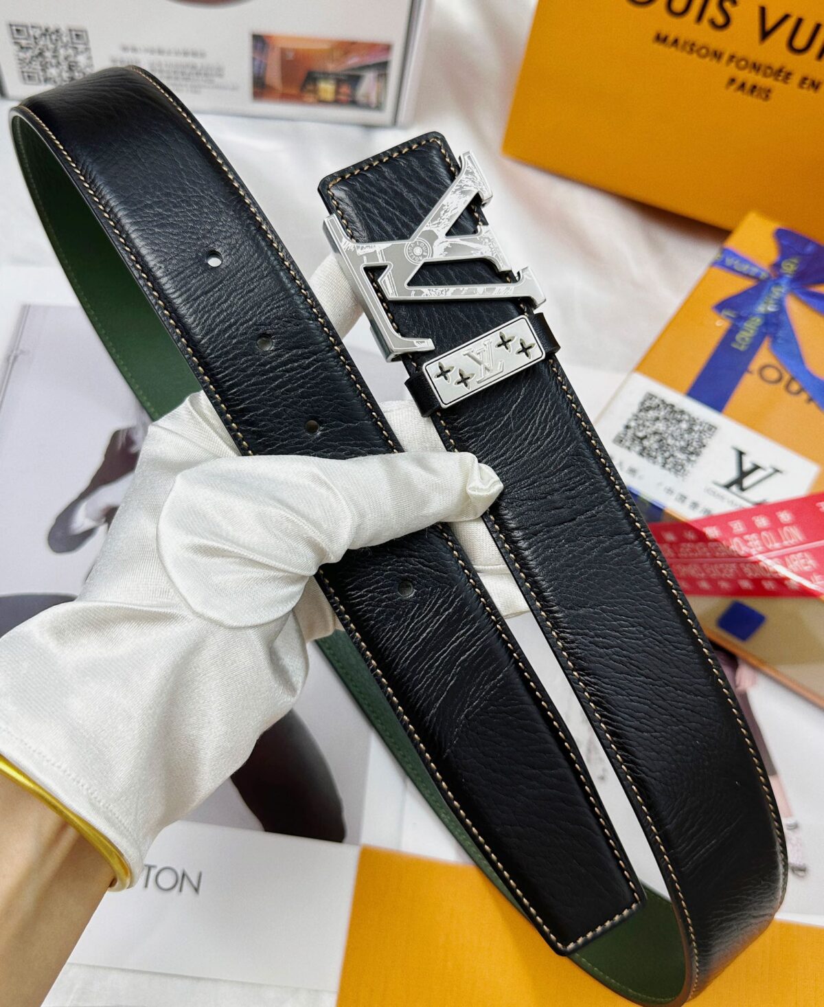 品名：LV..路易..威登💕原单 P160 材质：原单牛皮腰带 百分百头层牛皮腰带✨保证真皮，24K纯钢扣，专柜原单品质、做工精细，时尚大牌，送人自用首选 包装： 请认准如图专柜包装💕赠送打孔器💞手提袋💕专柜礼盒💍宽度3.8CM