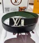 品名：LV..路易..威登💕原单 P160 材质：原单牛皮腰带 百分百头层牛皮腰带✨保证真皮，24K纯钢扣，专柜原单品质、做工精细，时尚大牌，送人自用首选 包装： 请认准如图专柜包装💕赠送打孔器💞手提袋💕专柜礼盒💍宽度3.8CM