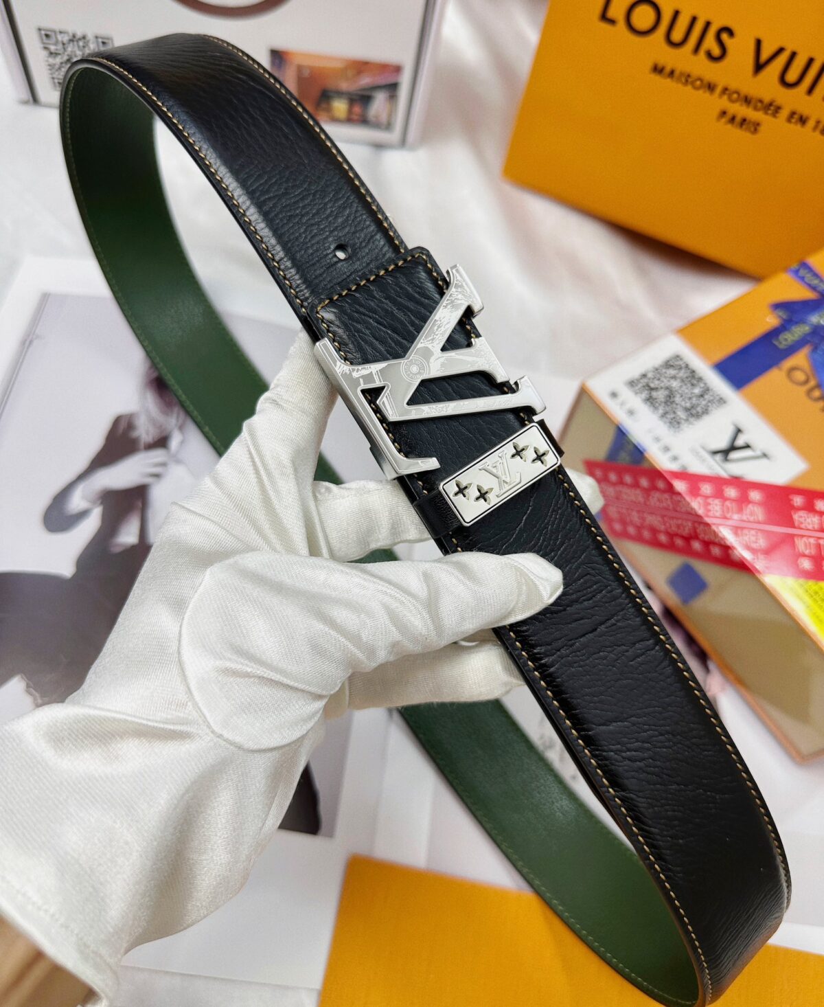 品名：LV..路易..威登💕原单 P160 材质：原单牛皮腰带 百分百头层牛皮腰带✨保证真皮，24K纯钢扣，专柜原单品质、做工精细，时尚大牌，送人自用首选 包装： 请认准如图专柜包装💕赠送打孔器💞手提袋💕专柜礼盒💍宽度3.8CM