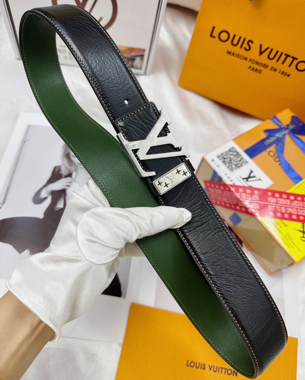品名：LV..路易..威登💕原单 P160 材质：原单牛皮腰带 百分百头层牛皮腰带✨保证真皮，24K纯钢扣，专柜原单品质、做工精细，时尚大牌，送人自用首选 包装： 请认准如图专柜包装💕赠送打孔器💞手提袋💕专柜礼盒💍宽度3.8CM