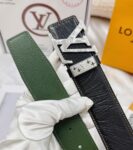 品名：LV..路易..威登💕原单 P160 材质：原单牛皮腰带 百分百头层牛皮腰带✨保证真皮，24K纯钢扣，专柜原单品质、做工精细，时尚大牌，送人自用首选 包装： 请认准如图专柜包装💕赠送打孔器💞手提袋💕专柜礼盒💍宽度3.8CM
