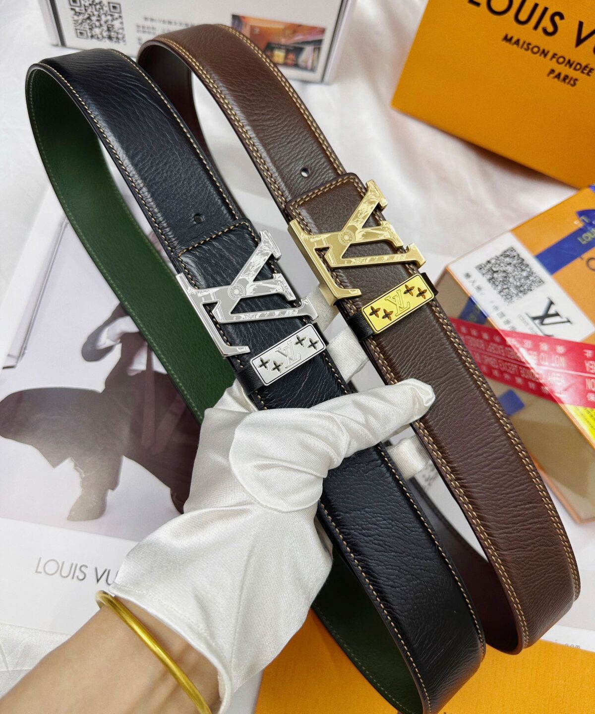 品名：LV..路易..威登💕原单 P160 材质：原单牛皮腰带 百分百头层牛皮腰带✨保证真皮，24K纯钢扣，专柜原单品质、做工精细，时尚大牌，送人自用首选 包装： 请认准如图专柜包装💕赠送打孔器💞手提袋💕专柜礼盒💍宽度3.8CM