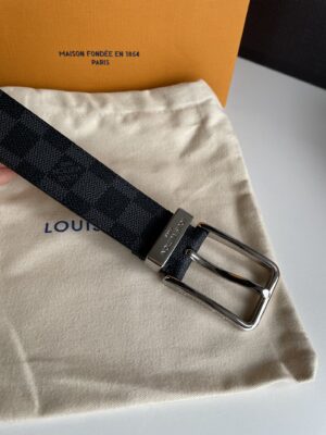 P140 腰带皮带 LV 3.5cm宽全新入门级款式，丰富了帆布腰带系列，同时饰有Damier Grapgite格纹。Damier帆布腰带，小牛皮内衬、明亮镀钯黄铜搭扣、金属皮带圈上刻有路易威登巴黎英文字、搭扣边缘雕刻路易威登标志配全套包装礼盒🎁