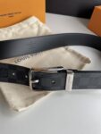 P140 腰带皮带 LV 3.5cm宽全新入门级款式，丰富了帆布腰带系列，同时饰有Damier Grapgite格纹。Damier帆布腰带，小牛皮内衬、明亮镀钯黄铜搭扣、金属皮带圈上刻有路易威登巴黎英文字、搭扣边缘雕刻路易威登标志配全套包装礼盒🎁