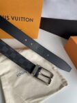 P140 腰带皮带 LV 3.5cm宽全新入门级款式，丰富了帆布腰带系列，同时饰有Damier Grapgite格纹。Damier帆布腰带，小牛皮内衬、明亮镀钯黄铜搭扣、金属皮带圈上刻有路易威登巴黎英文字、搭扣边缘雕刻路易威登标志配全套包装礼盒🎁