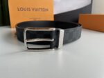 P140 腰带皮带 LV 3.5cm宽全新入门级款式，丰富了帆布腰带系列，同时饰有Damier Grapgite格纹。Damier帆布腰带，小牛皮内衬、明亮镀钯黄铜搭扣、金属皮带圈上刻有路易威登巴黎英文字、搭扣边缘雕刻路易威登标志配全套包装礼盒🎁