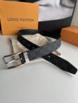 P140 腰带皮带 LV 3.5cm宽全新入门级款式，丰富了帆布腰带系列，同时饰有Damier Grapgite格纹。Damier帆布腰带，小牛皮内衬、明亮镀钯黄铜搭扣、金属皮带圈上刻有路易威登巴黎英文字、搭扣边缘雕刻路易威登标志配全套包装礼盒🎁
