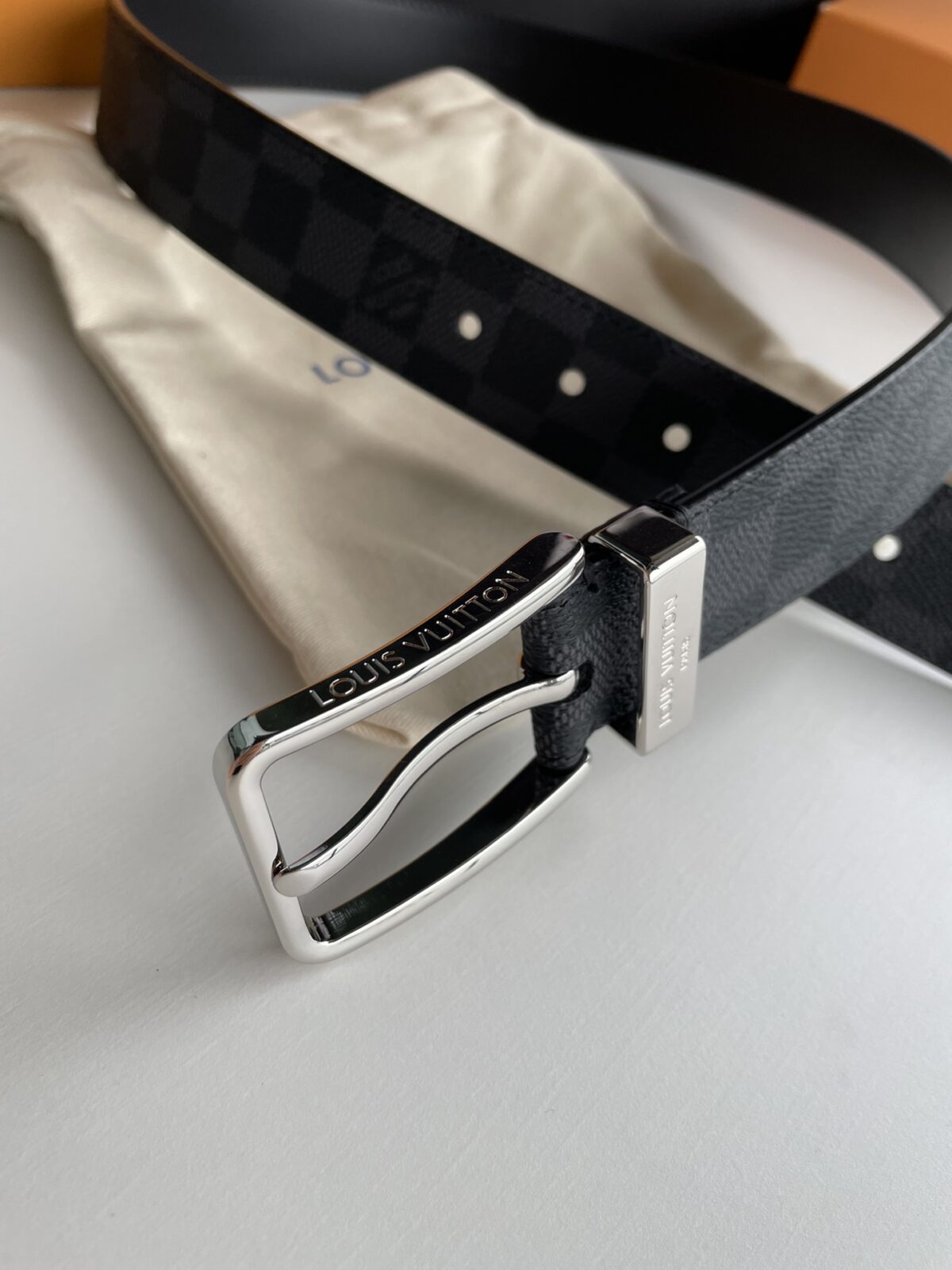 P140 腰带皮带 LV 3.5cm宽全新入门级款式，丰富了帆布腰带系列，同时饰有Damier Grapgite格纹。Damier帆布腰带，小牛皮内衬、明亮镀钯黄铜搭扣、金属皮带圈上刻有路易威登巴黎英文字、搭扣边缘雕刻路易威登标志配全套包装礼盒🎁