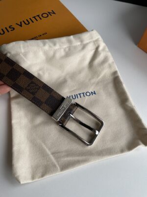 P140 腰带皮带 LV 3.5cm宽全新入门级款式，丰富了帆布腰带系列，同时饰有Damier Grapgite格纹。Damier帆布腰带，小牛皮内衬、明亮镀钯黄铜搭扣、金属皮带圈上刻有路易威登巴黎英文字、搭扣边缘雕刻路易威登标志配全套包装礼盒🎁