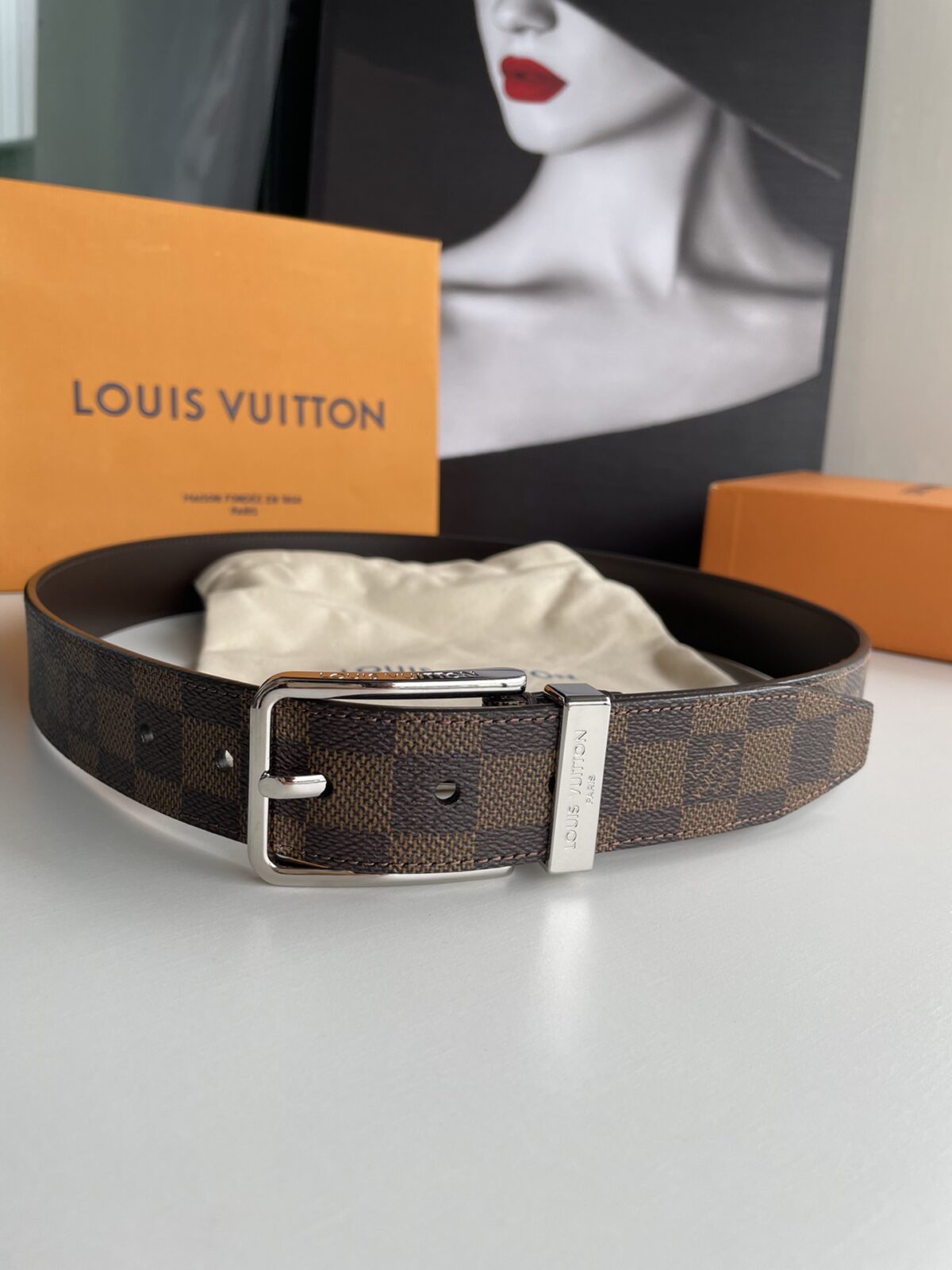 P140 腰带皮带 LV 3.5cm宽全新入门级款式，丰富了帆布腰带系列，同时饰有Damier Grapgite格纹。Damier帆布腰带，小牛皮内衬、明亮镀钯黄铜搭扣、金属皮带圈上刻有路易威登巴黎英文字、搭扣边缘雕刻路易威登标志配全套包装礼盒🎁