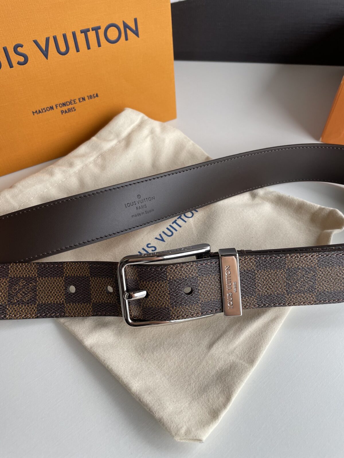 P140 腰带皮带 LV 3.5cm宽全新入门级款式，丰富了帆布腰带系列，同时饰有Damier Grapgite格纹。Damier帆布腰带，小牛皮内衬、明亮镀钯黄铜搭扣、金属皮带圈上刻有路易威登巴黎英文字、搭扣边缘雕刻路易威登标志配全套包装礼盒🎁
