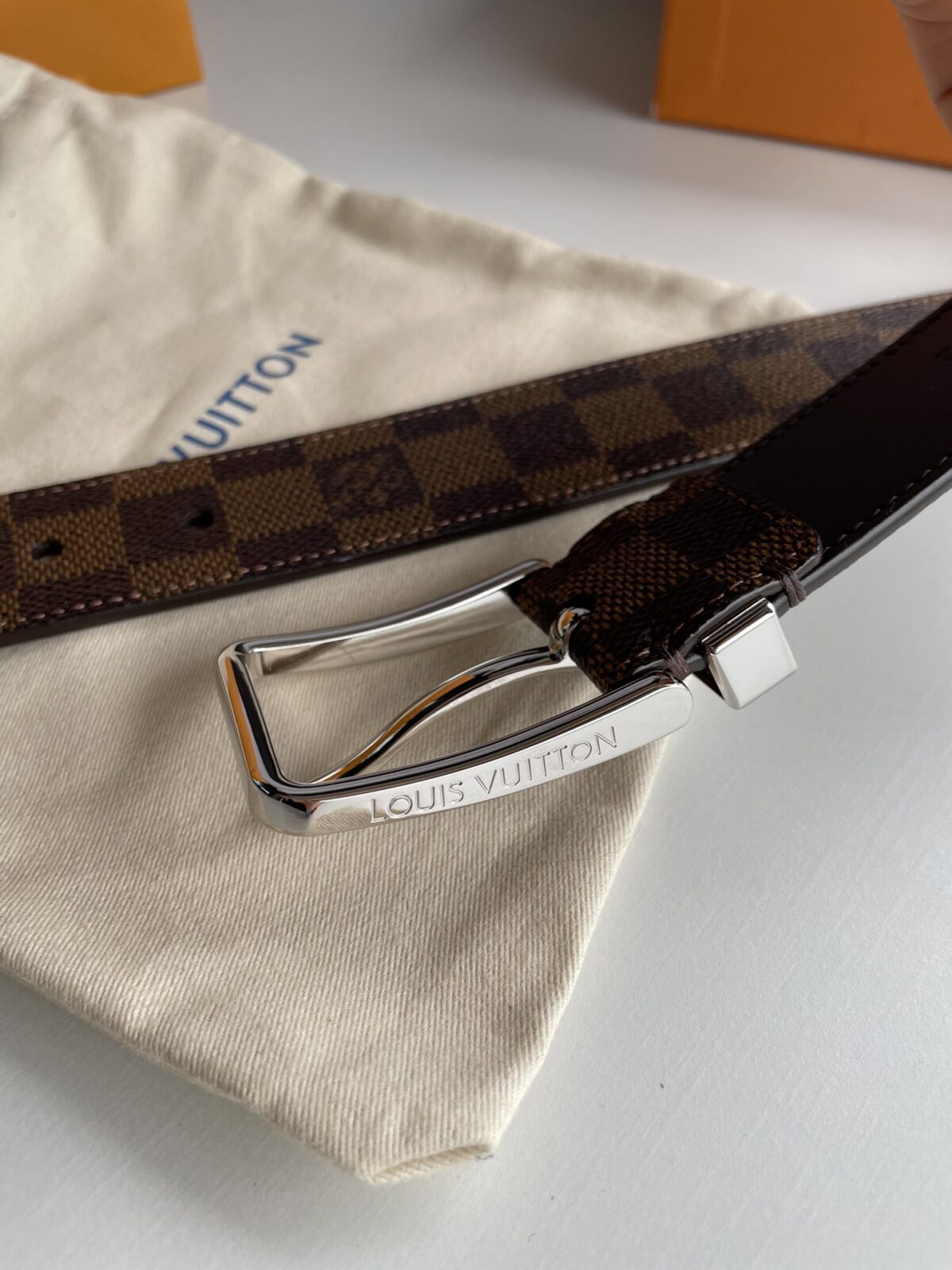 P140 腰带皮带 LV 3.5cm宽全新入门级款式，丰富了帆布腰带系列，同时饰有Damier Grapgite格纹。Damier帆布腰带，小牛皮内衬、明亮镀钯黄铜搭扣、金属皮带圈上刻有路易威登巴黎英文字、搭扣边缘雕刻路易威登标志配全套包装礼盒🎁