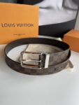 P140 腰带皮带 LV 3.5cm宽全新入门级款式，丰富了帆布腰带系列，同时饰有Damier Grapgite格纹。Damier帆布腰带，小牛皮内衬、明亮镀钯黄铜搭扣、金属皮带圈上刻有路易威登巴黎英文字、搭扣边缘雕刻路易威登标志配全套包装礼盒🎁
