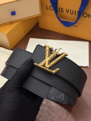 weigou_239967_0_cfaa0b03c8 P140 本款 LV Initiales Monogram Midnight 40 毫米双面腰带精妙演绎品牌标识。双面帆布分别晕染不同色调。亮泽搭扣衬托隽永配色与经典图案的雅致蕴意。