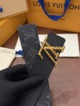 P140 本款 LV Initiales Monogram Midnight 40 毫米双面腰带精妙演绎品牌标识。双面帆布分别晕染不同色调。亮泽搭扣衬托隽永配色与经典图案的雅致蕴意。