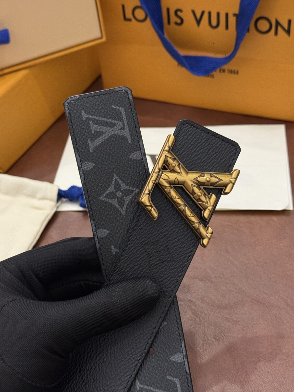 P140 本款 LV Initiales Monogram Midnight 40 毫米双面腰带精妙演绎品牌标识。双面帆布分别晕染不同色调。亮泽搭扣衬托隽永配色与经典图案的雅致蕴意。